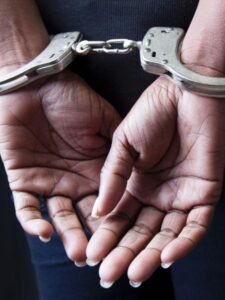 mulher-presa-prisao-algemas-ilustrativa-1594383009710_v2_450x600